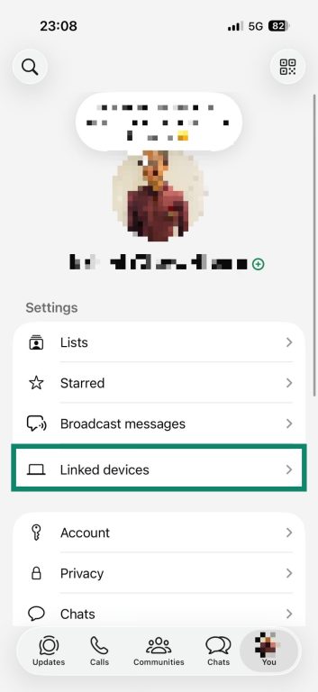 WhatsApp settings with the Linked Devices option highlighted.